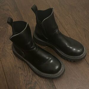 Black platform boots!!